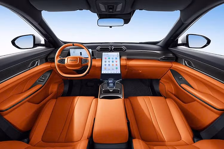 Trang bị của mẫu ôtô điện Trung Quốc này cũng đủ dùng với bảng đồng hồ kỹ thuật số 12,5 inch, kết hợp màn hình cảm ứng trung tâm 10,2 inch, cổng USB Type C và điều hòa tự động.