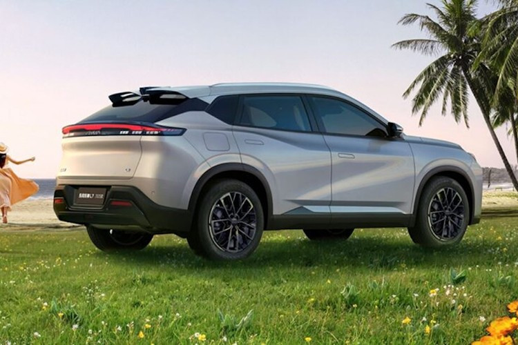 Theo hãng Dongfeng, Aeolus Sky EV01 mang triết lý thiết kế “Sky Aesthetics”. Xe sở hữu lưới tản nhiệt đóng kín, đèn LED thanh mảnh, tay nắm cửa phẳng, đèn hậu LED nối liền hai bên, vành hợp kim 18 inch và lốp kích thước lớn có lực cản lăn thấp.