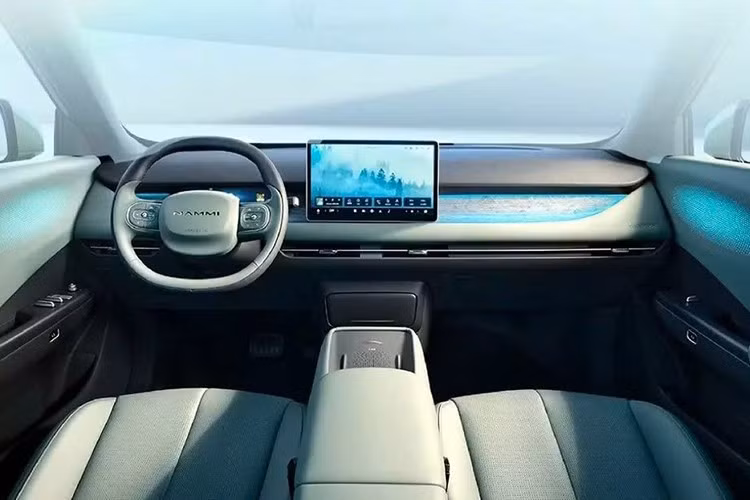 Bên trong mẫu xe này là không gian nội thất có thiết kế tối giản. Tại đây, xe được trang bị bảng đồng hồ kỹ thuật số 8,8 inch, cần số dạng cột đặt sau vô lăng hai chấu, màn hình cảm ứng trung tâm 12,8 inch, hệ thống âm thanh 6 loa và sạc điện thoại không dây 50 W.
