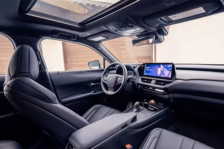 Tuy nhiên, thông cáo báo chí của thương hiệu xe sang Lexus của Nhật Bản lại gây nhiều tranh cãi khi tái sử dụng nội thất từ đời 2025 và để lại hàng loạt sai sót.