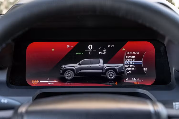 Phiên bản mạnh mẽ hơn, SR5, vẫn giữ nguyên như trước, giống như TRD PreRunner và TRD Sport. Ngược lại, phiên bản TRD Off-Road lại là một câu chuyện khác vì về mặt hình ảnh, xe được cải thiện hơn một chút với logo phía trước màu đen và bánh xe TRD 18 inch kết hợp với lốp địa hình Goodyear 32 inch.