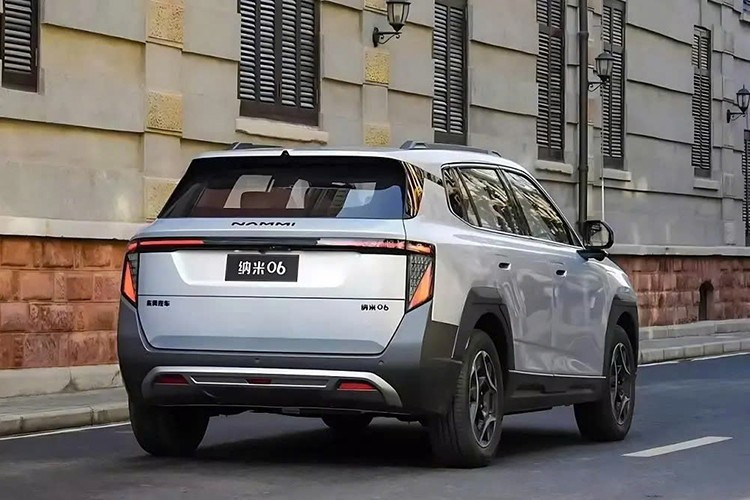 Trong khi đó, thiết kế của Dongfeng Vigo lại khá giống với xe Kia. Mẫu ô tô điện này sở hữu đầu xe vuông vức với lưới tản nhiệt đóng kín, cụm đèn pha tích hợp đèn LED định vị ban ngày hình số 7, gương chiếu hậu nằm trên cột A, hốc bánh xe lớn và mâm hợp kim 17 inch. Bên cạnh đó là tấm ốp bảo vệ gầm màu bạc và các hốc hút gió hình chữ nhật màu đen.