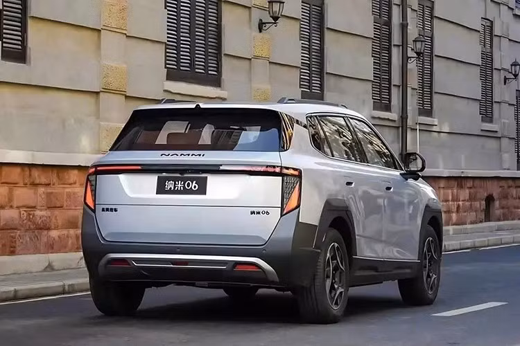 Trong khi đó, thiết kế của Dongfeng Vigo lại khá giống với xe Kia. Mẫu ô tô điện này sở hữu đầu xe vuông vức với lưới tản nhiệt đóng kín, cụm đèn pha tích hợp đèn LED định vị ban ngày hình số 7, gương chiếu hậu nằm trên cột A, hốc bánh xe lớn và mâm hợp kim 17 inch. Bên cạnh đó là tấm ốp bảo vệ gầm màu bạc và các hốc hút gió hình chữ nhật màu đen.