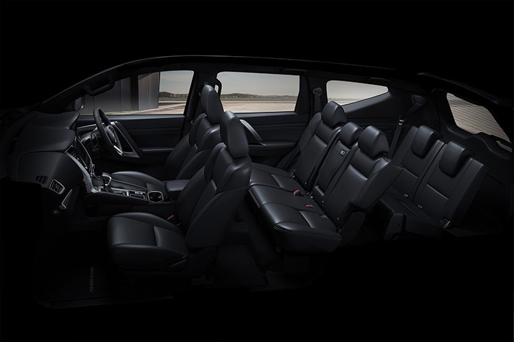 Mitsubishi Pajero Sport 2025 bản 2.4 GT 2WD mới sử dụng vô lăng bọc da dạng 3 chấu, trên vô lăng xe có các phím bấm điều khiển tiện dụng, cổng sạc type C mới ở cụm điều khiển trung tâm lẫn 2 hàng ghế sau...