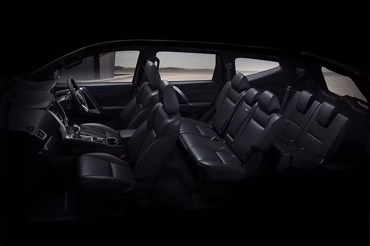 Mitsubishi Pajero Sport 2025 bản 2.4 GT 2WD mới sử dụng vô lăng bọc da dạng 3 chấu, trên vô lăng xe có các phím bấm điều khiển tiện dụng, cổng sạc type C mới ở cụm điều khiển trung tâm lẫn 2 hàng ghế sau...