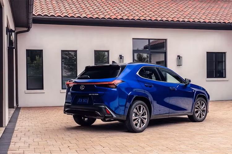 Lexus cũng cho biết mẫu xe được trang bị đèn pha tự động cân bằng góc chiếu như một tính năng tiêu chuẩn mới, cùng với hệ thống đèn nội thất theo chủ đề dành cho các phiên bản Premium và F Sport.