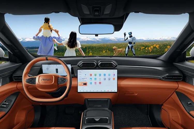 Tuy có chiều dài cơ sở lớn nhưng Aeolus Sky EV01 chỉ được trang bị nội thất 2 hàng ghế với 5 chỗ ngồi. Cũng vì thế mà hàng ghế sau của xe khá rộng rãi và có thể gập 60:40 để tăng khả năng chứa đồ. Ngoài cốp sau có thể tích tiêu chuẩn 413 lít, xe còn có hơn 15 hộc chứa đồ trong nội thất.