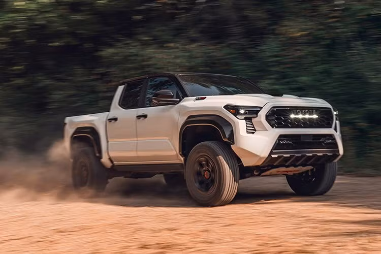 Những thay đổi được mô tả ở trên đi kèm với các lựa chọn màu sắc mới trên toàn bộ xe, bao gồm Heritage Blue thay thế cho Blue Crush Metallic, Mudbath và thậm chí cả Supersonic Red và Wind Chill Pearl. Khả năng kéo của xe tải vẫn giữ nguyên như trước, nghĩa là ở cấu hình mạnh nhất, Tacoma 2026 có thể kéo 6.500 pound (2.948 kg) và có thể chở tải trọng tối đa là 1.705 pound (773 kg).