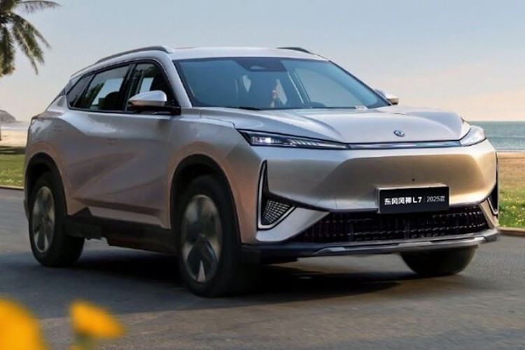 Dongfeng Mage phiên bản điện ﻿Cũng như Vigo, Dongfeng Mage phiên bản thuần điện có tên gọi riêng ở thị trường Trung Quốc là Aeolus Sky EV0, ra mắt thị trường Trung Quốc từ tháng 10/2023. Xe được phát triển dựa trên khung gầm bằng nhôm nhẹ Mach-E, kích thước dài x rộng x cao lần lượt 4.670 x 1.900 x 1.617 mm và chiều dài cơ sở 2.775 mm. Như vậy, xe dài hơn 20 mm, thấp hơn 5 mm, ngắn hơn 13 mm và chiều dài cơ sở giống hệt Dongfeng Mage.