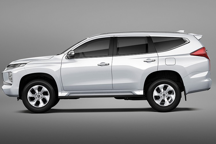 Dù không thay đổi quá nhiều về ngoại hình so với phiên bản trước, song ở phiên bản Pajero Sport 2.4 GT 2WD mới này, hãng đã tinh chỉnh nhẹ về thiết kế, thể thao, trẻ trung hơn. Ngoại thất của xe được trang bị bộ mâm hợp kim 18 inch, đi kèm hai tùy chọn màu sơn là xám Graphite Grey và trắng White Diamond.