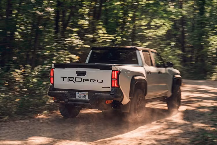 Cuối cùng, phiên bản Limited của Tacoma được nâng cấp là phiên bản hưởng lợi nhiều nhất về mặt cơ học, khi hệ thống treo thích ứng biến thiên (AVS) của hãng xe Nhật Bản giờ đây đã được trang bị tiêu chuẩn. Công nghệ này được sử dụng để liên tục điều chỉnh lực giảm xóc thông qua bộ truyền động tích hợp, mang lại cảm giác lái mượt mà.