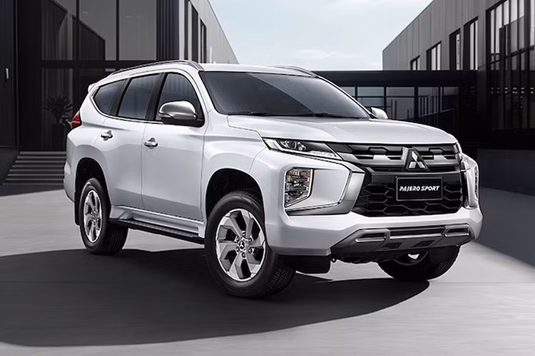 Mitsubishi Thái Lan vừa chính thức giới thiệu phiên bản Pajero Sport 2.4 GT 2WD bản nâng cấp mới thuộc đời xe 2025. Đây là phiên bản mới nhất, đóng vai trò là phiên bản cơ sở của dòng SUV 7 chỗ, sở hữu giá bán dễ tiếp cận hơn.