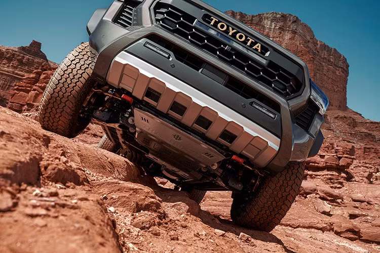 Lựa chọn cao cấp hơn là phiên bản hybrid i-FORCE MAX với tổng công suất 326 mã lực và mô-men xoắn 465 lb-ft. Kết hợp với hộp số tự động 8 cấp, mức tiêu thụ nhiên liệu trung bình là 23 mpg (10 lít/100 km).