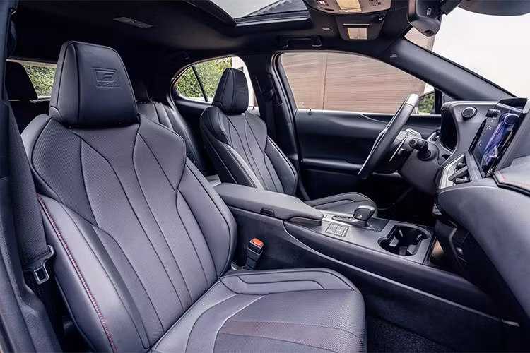 Tuyên bố trong tài liệu đề cập đến việc bổ sung màn hình kỹ thuật số 12,3 inch, chi tiết mạ chrome hay cần số mới - tất cả đều đã được trang bị từ đời 2025 chứ không phải là nâng cấp cho 2026.