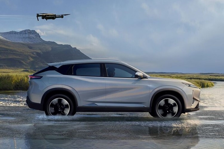 Thời gian sạc pin bằng sạc chậm AC dao động từ 7,9 tiếng dến 9,8 giờ, tùy loại pin. Trong khi đó, nếu dùng sạc nhanh DC, thời gian sạc giảm xuống còn 0,5 giờ. Tại thị trường Trung Quốc, Aeolus Sky EV01 hiện được bán với giá từ 149.900 - 169.900 Nhân dân tệ (khoảng 524 - 594 triệu đồng).