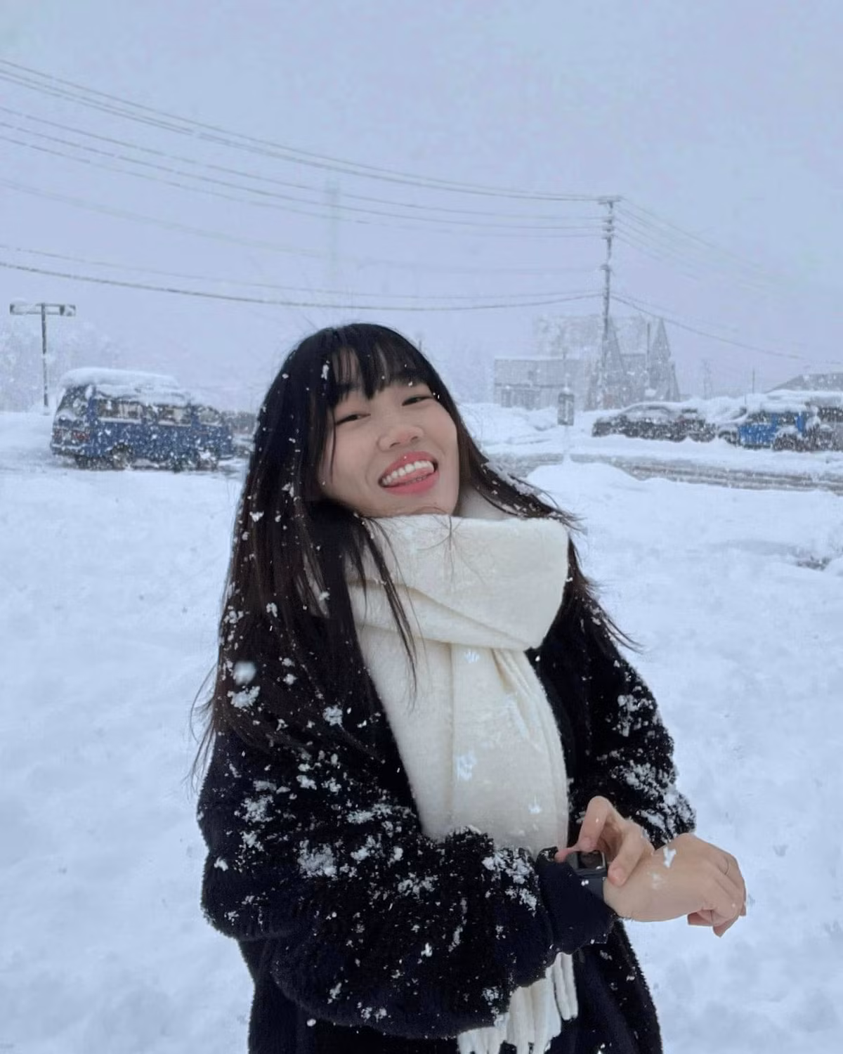 Trong các clip của mình, cô nàng sinh năm 2000 cũng tiết lộ từng học đại học 1 năm nhưng bỏ dở vì thấy không phù hợp với con đường này. Cô quyết định chuyển sang bán quần áo online và khá thành công.