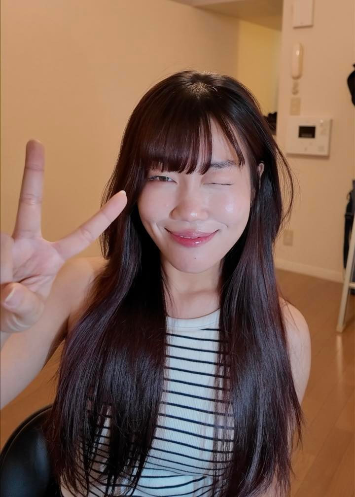 Những clip nổi bật của Lê Thụy là đạp xe về nhà sau 3 tiếng làm thêm, dạo phố hay đi uống trà sữa một mình...