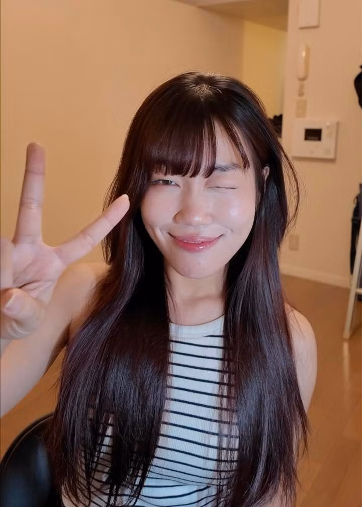 Những clip nổi bật của Lê Thụy là đạp xe về nhà sau 3 tiếng làm thêm, dạo phố hay đi uống trà sữa một mình...