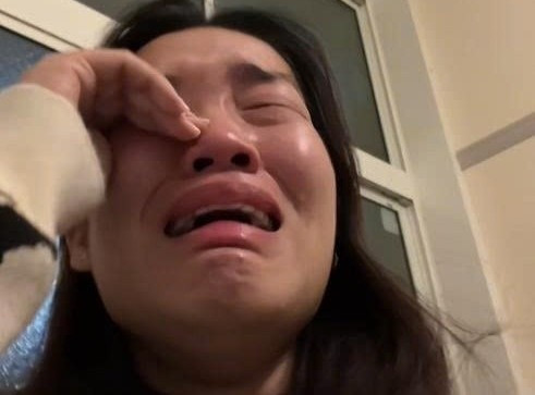 "Mọi thứ hư hết rồi, đèn không sáng. Tại sao làm người lớn khó vậy? Đâu có nói với tôi là làm người lớn lại khó vậy đâu. Sao sống một mình khổ quá vậy?", Thụy Lê vừa khóc nức nở, vừa nói bằng tiếng Anh.