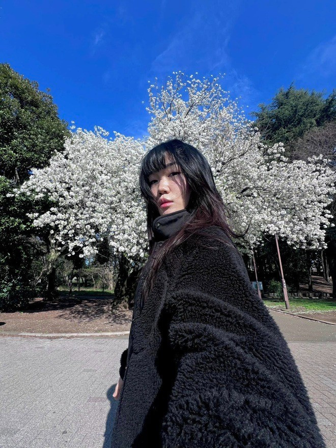 "Cảm ơn các bạn rất nhiều vì đã yêu thương và ủng hộ một đứa tẻn tẻn và lười biếng như mình. Trong tương lai, mình sẽ chăm chỉ học tập, đều đặn làm content để không phụ lòng những người yêu thương mình", cô viết trên trang cá nhân vào ngày 4/10 năm ngoái.