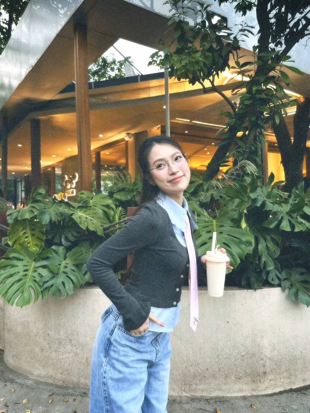 Không cần trang phục cầu kỳ, Khánh Vy vẫn tỏa sáng nhờ thần thái vui tươi và lối phối đồ khéo léo.