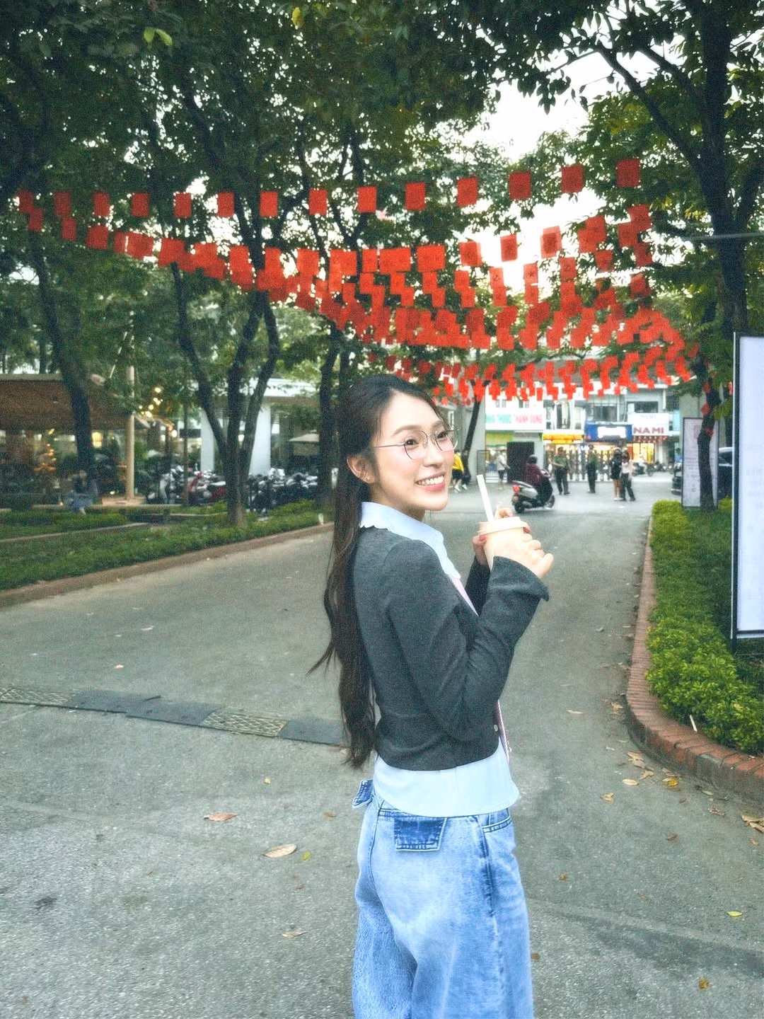 Trong thời gian gần đây, Khánh Vy vẫn duy trì lịch trình làm việc tích cực như dẫn dắt nhiều chương trình giáo dục – giải trí trên truyền hình và nền tảng số.