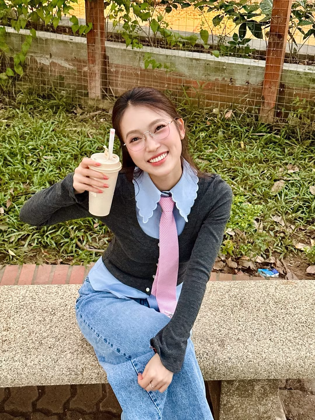 MC và nhà sáng tạo nội dung học thuật nổi tiếng Khánh Vy (Trần Khánh Vy) mới đây thu hút sự chú ý khi chia sẻ loạt ảnh đời thường trong lúc đi uống café.