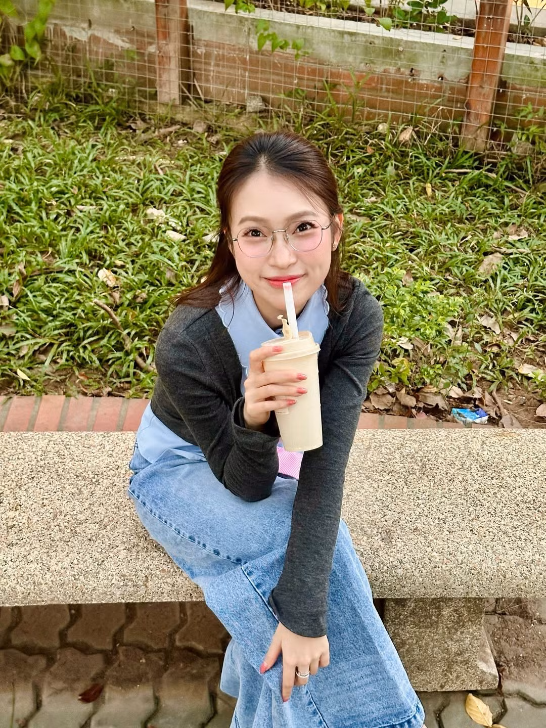 Vốn được yêu mến bởi hình ảnh thông minh, gần gũi và tràn đầy năng lượng, Khánh Vy một lần nữa khiến cộng đồng mạng “tan chảy” với vẻ ngoài rạng rỡ, trẻ trung đúng chuẩn “nàng thơ học đường”.