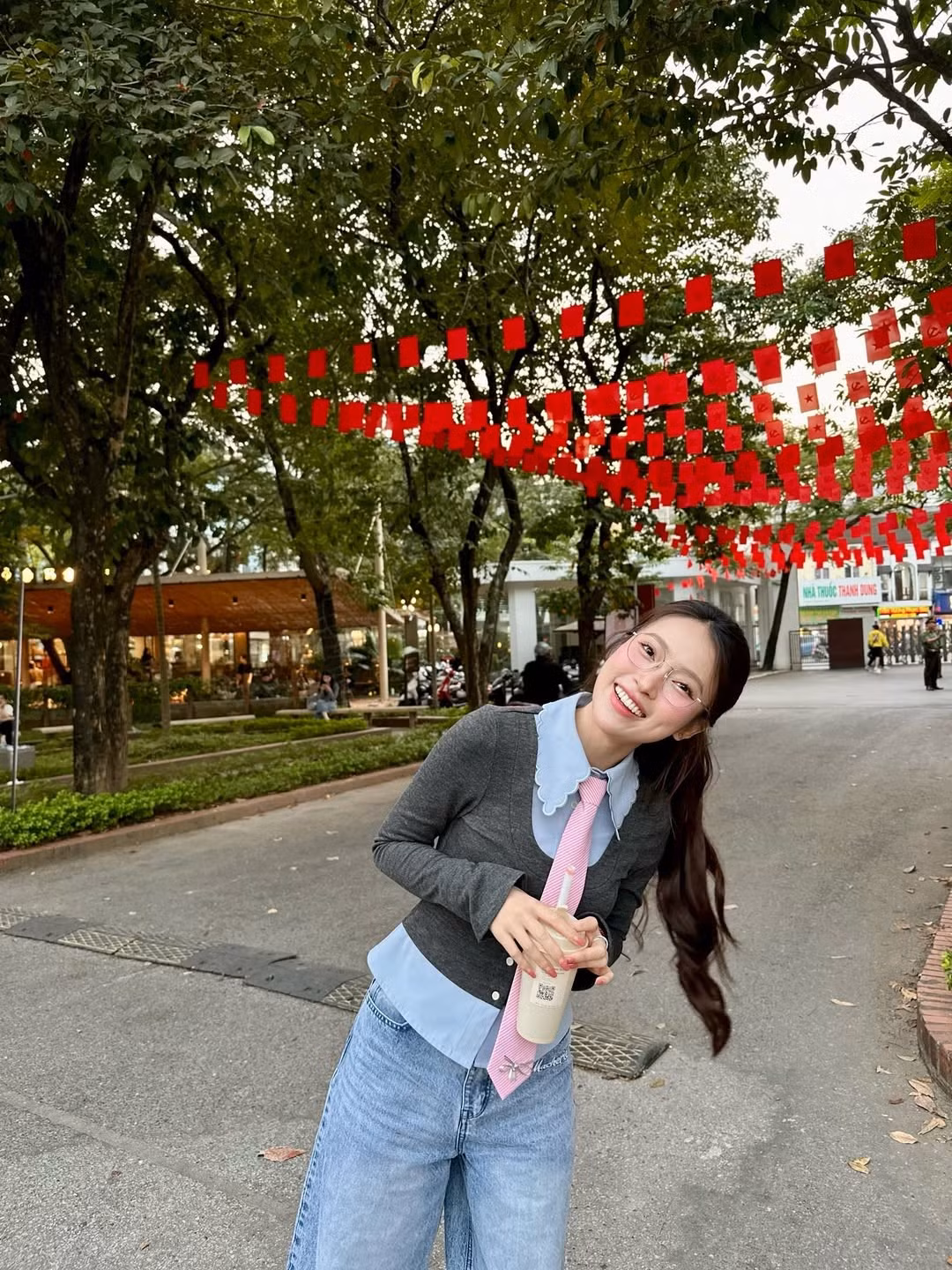 Gương mặt Khánh Vy là điểm nhấn với nụ cười tươi rạng rỡ, tạo cảm giác thân thiện và tràn đầy sức sống.