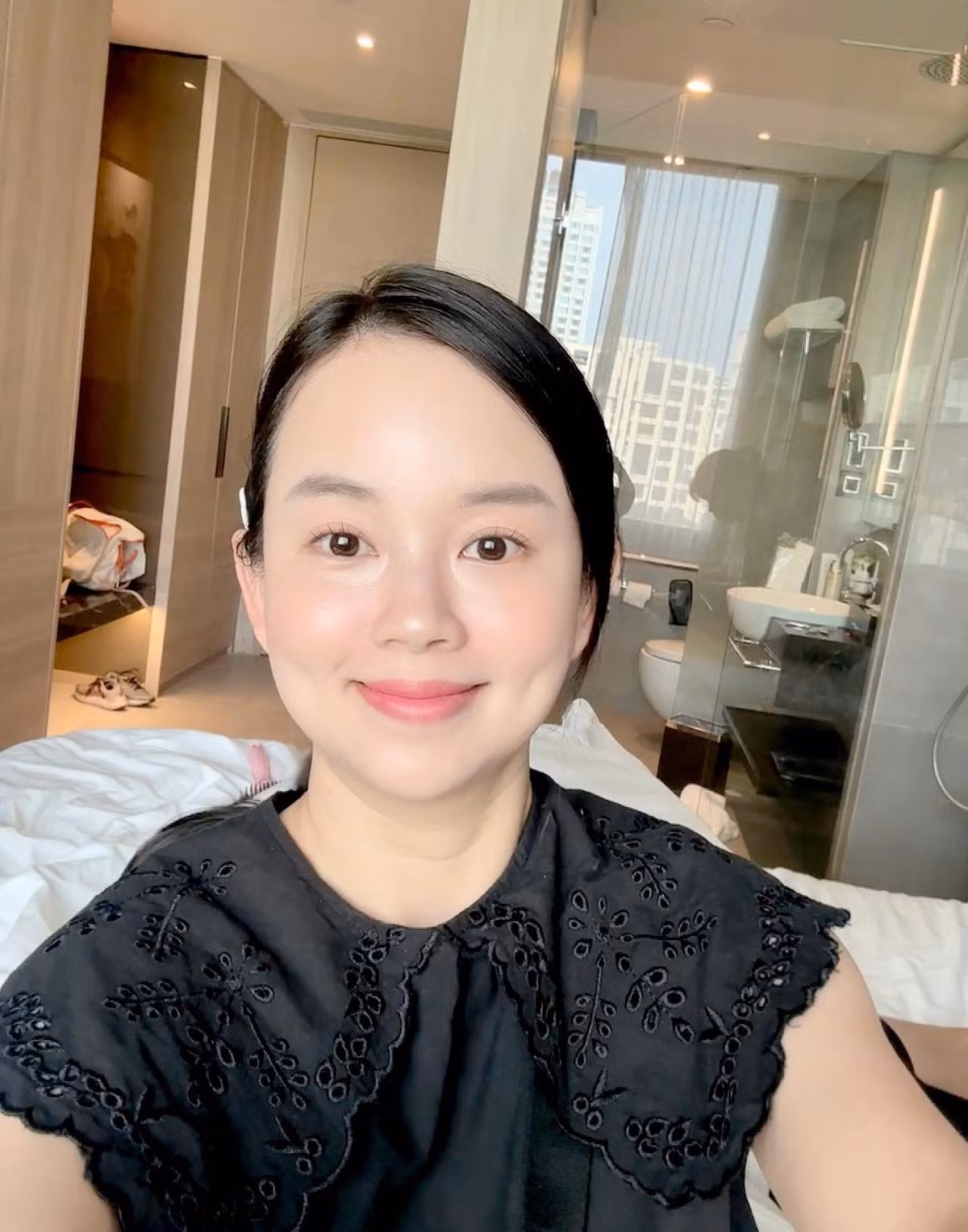 Mới nhất, Ly Kute (Khánh Ly) khi khoe ảnh cận gương mặt. Lần lên sóng này, hot mom ăn mặc giản dị, tự tin "sống ảo", để lộ làn da trắng sáng mịn màng.