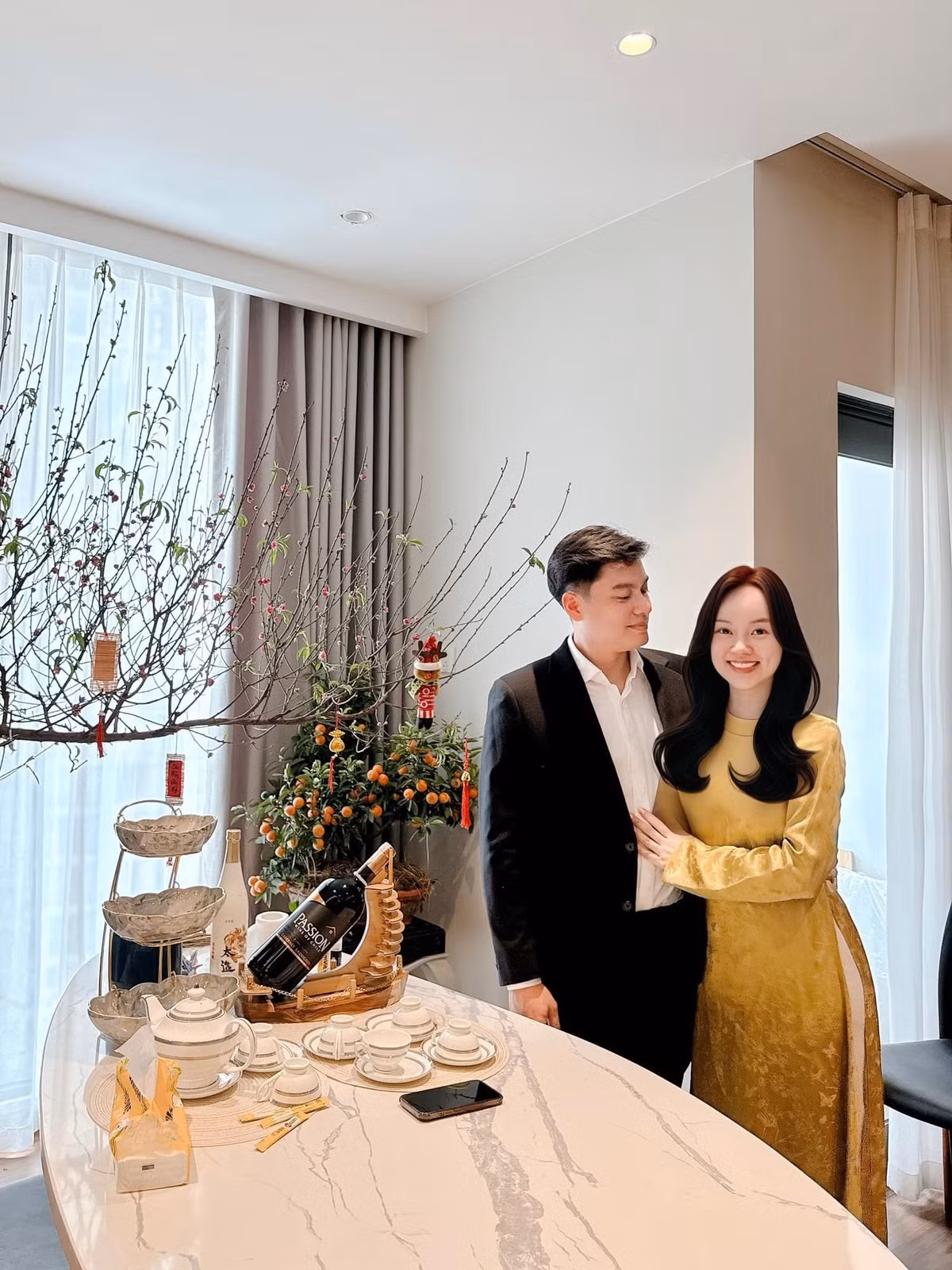 Để giữ được nhan sắc trẻ trung, thời gian qua Ly Kute rất chịu khó chăm sóc da. Không ít lần cô than thở do sắm quá nhiều mỹ phẩm nên mỗi lần dọn phòng là mất cả ngày sắp xếp bàn trang điểm.