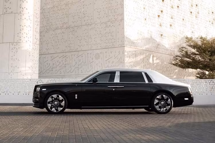 Điểm xuyết dọc thân xe là đường kẻ Coachline vẽ tay tỉ mỉ kèm họa tiết Arabesque đặc trưng. Vẻ ngoài quyền quý còn được tôn vinh bởi lưới tản nhiệt Pantheon phát sáng đặt trong khung Chrome tối màu, kết hợp cùng biểu tượng Spirit of Ecstasy có đèn nền và bộ mâm hợp kim 22 inch đánh bóng một phần, tạo nên một diện mạo vừa bí ẩn vừa quyền lực.
