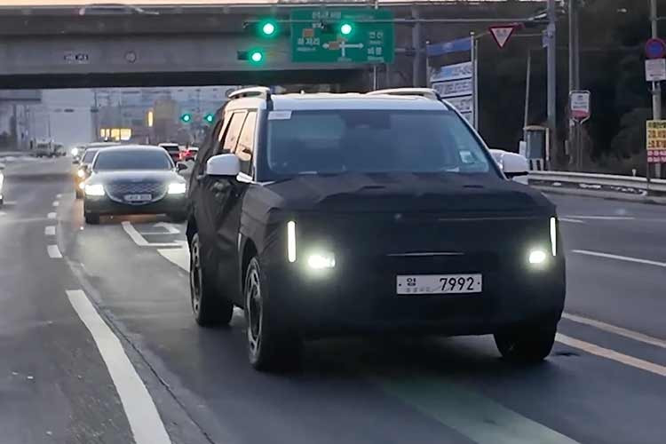 Liệu Hyundai có nên mạnh dạn đi theo một hướng khác và thực hiện bản nâng cấp giữa vòng đời cho mẫu SUV SantaFe, hay giữ nguyên như hiện tại cho một vòng đời thông thường? Chúng ta cùng chờ xem mẫu xe này sẽ ra mắt trong thời gian tới.