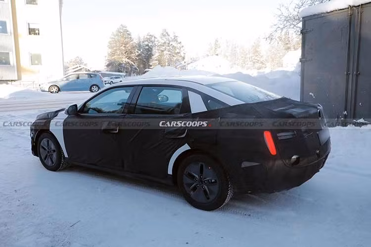 Khách hàng cũng có thể lựa chọn động cơ tăng áp 1.6L với công suất tối đa 190 mã lực và mô-men xoắn cực đại 264 Nm. Ngoài ra, không loại trừ khả năng Hyundai sẽ bổ sung phiên bản hybrid cũng như biến thể hiệu suất cao Elantra N mới cho dòng sedan hạng C này.