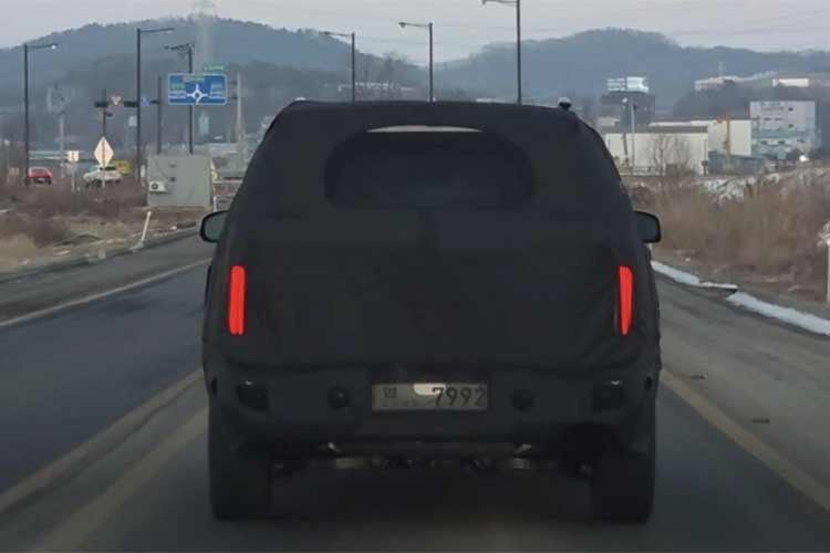 Bất chấp một số ý kiến trái chiều về thiết kế vuông vức ở SantaFe thế hệ hiện tại, phản hồi của khách hàng vẫn được đánh giá là tích cực. Do đó, nếu có bản nâng cấp, Hyundai nhiều khả năng sẽ chỉ tinh chỉnh nhẹ về ngoại thất và công nghệ, thay vì thay đổi toàn diện.