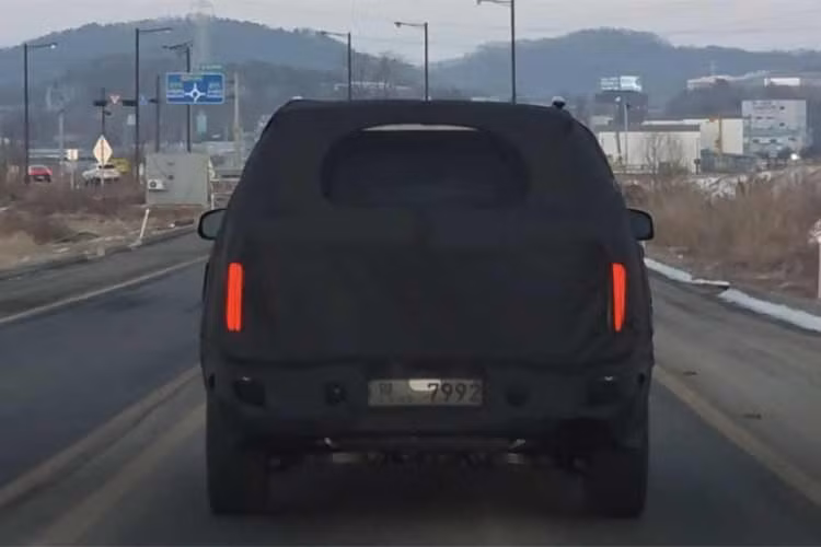 Bất chấp một số ý kiến trái chiều về thiết kế vuông vức ở SantaFe thế hệ hiện tại, phản hồi của khách hàng vẫn được đánh giá là tích cực. Do đó, nếu có bản nâng cấp, Hyundai nhiều khả năng sẽ chỉ tinh chỉnh nhẹ về ngoại thất và công nghệ, thay vì thay đổi toàn diện.