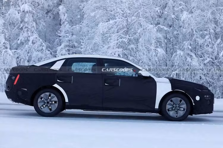 Đây là kết quả ấn tượng và Hyundai hiện đang phát triển Elantra thế hệ mới, dự kiến ra mắt vào năm sau. Mẫu sedan thế hệ thứ 8 vừa bị bắt gặp khi đang chạy thử trong điều kiện thời tiết lạnh, cùng nhiều nguyên mẫu khác, và cho thấy sự thay đổi rất lớn so với Hyundai Elantra hiện hành.