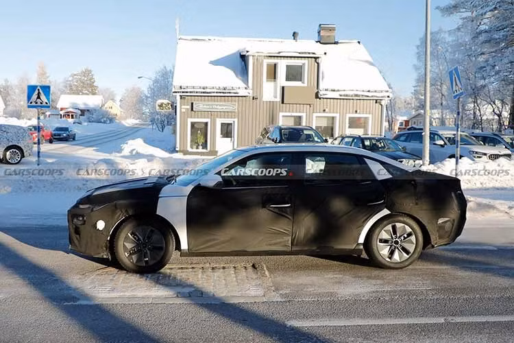 Bên cạnh đó, bản hiệu suất cao Elantra N mới cũng đã được bắt gặp trong quá trình thử nghiệm, dấy lên kỳ vọng về sự trở lại của mẫu sedan thể thao từng rất được yêu thích.