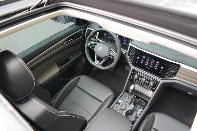 Bên trong xe, Volkswagen Teramont Limited sở hữu vô lăng bọc da Nappa với các nút cảm ứng, sạc điện thoại không dây và bàn gấp nằm trên lưng ghế trước, tích hợp giá để ly. Thêm vào đó là hệ thống âm thanh từ 6 loa lên loại Dynaudio High-end với 11 loa và phim cách nhiệt.