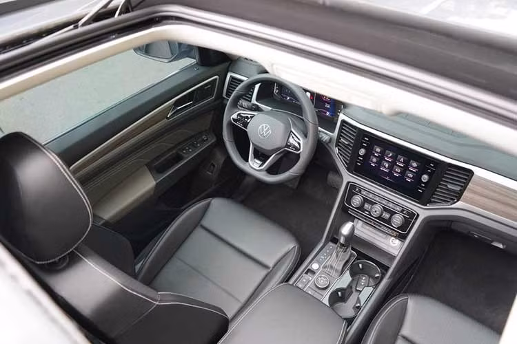 Bên trong xe, Volkswagen Teramont Limited sở hữu vô lăng bọc da Nappa với các nút cảm ứng, sạc điện thoại không dây và bàn gấp nằm trên lưng ghế trước, tích hợp giá để ly. Thêm vào đó là hệ thống âm thanh từ 6 loa lên loại Dynaudio High-end với 11 loa và phim cách nhiệt.