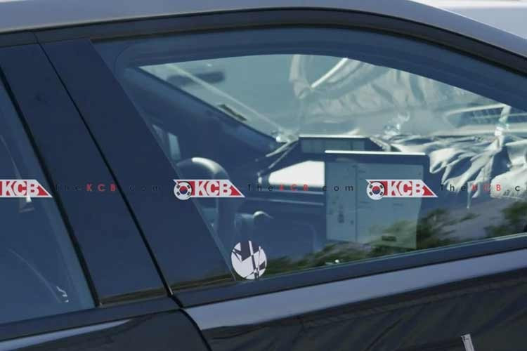 Dù khoang cabin chưa lộ diện hoàn toàn, Hyundai được cho là sẽ trang bị cho Elantra 2027 hệ thống thông tin giải trí Pleos – nền tảng phát triển dựa trên Android Automotive, tích hợp giao diện dạng smartphone và trí tuệ nhân tạo (AI). Điều này báo hiệu bước tiến lớn về trải nghiệm người dùng bên trong xe.