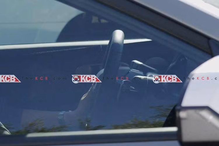 Ở phía sau, dù được ngụy trang kỹ, nhưng nhiều chi tiết cho thấy Elantra mới có thể mang phong cách tương đồng với một số mẫu Cadillac nhờ cụm đèn hậu dọc và đèn xi-nhan nằm ngang. Cản sau tròn trịa kết hợp cánh gió lớn hứa hẹn tăng tính khí động học cho xe.