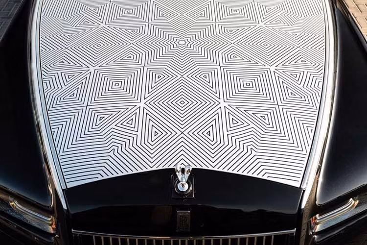 Mẫu xe siêu sang Rolls-Royce Phantom Arabesque không chỉ đơn thuần là một chiếc xe siêu sang, mà còn là một công trình nghệ thuật di động ghi dấu ấn lịch sử của hãng. Lần đầu tiên trong lịch sử, một chiếc Rolls-Royce được trang bị nắp ca-pô khắc laser toàn phần, tái hiện lại hoa văn Mashrabiya.