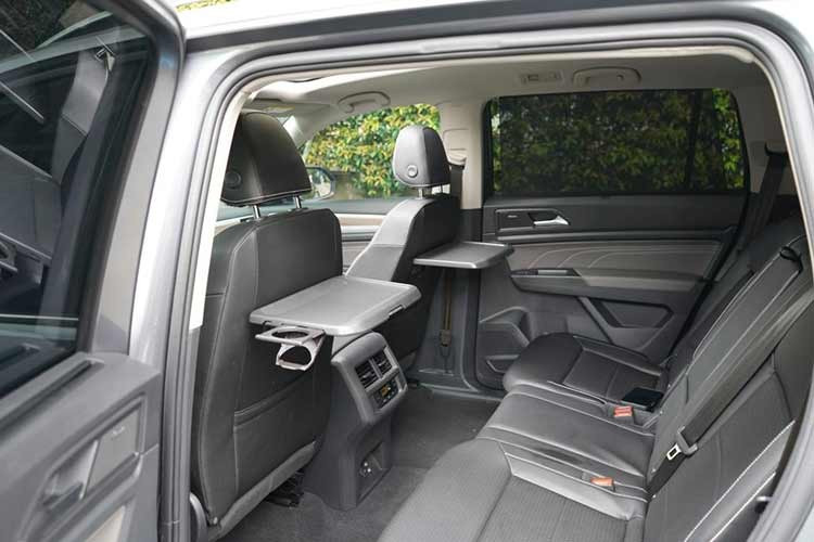 Những trang bị đáng chú ý khác của xe gồm có ghế bọc da, ghế lái chỉnh điện 10 hướng, bảng đồng hồ kỹ thuật số 10 inch, màn hình cảm ứng trung tâm 8 inch hay phanh tay điện tử. Trang bị an toàn của xe cũng phong phú với hệ thống giữ phanh tự động, cảnh báo điểm mù và camera 360 độ.