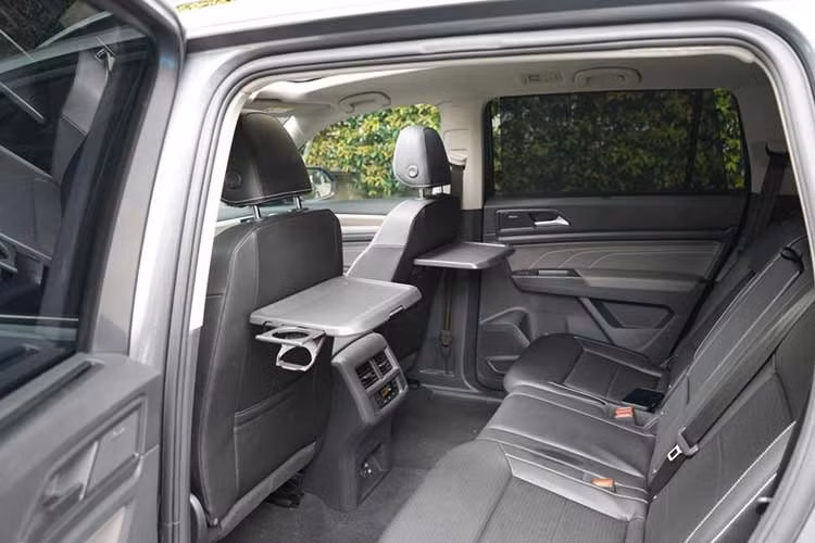 Những trang bị đáng chú ý khác của xe gồm có ghế bọc da, ghế lái chỉnh điện 10 hướng, bảng đồng hồ kỹ thuật số 10 inch, màn hình cảm ứng trung tâm 8 inch hay phanh tay điện tử. Trang bị an toàn của xe cũng phong phú với hệ thống giữ phanh tự động, cảnh báo điểm mù và camera 360 độ.