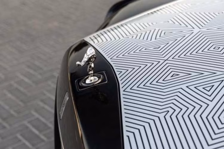 Mashrabiya là biểu tượng kiến trúc truyền thống của các cung điện và ngôi nhà cổ tại Trung Đông. Để đạt được thành quả này, các nghệ nhân tại đại bản doanh Goodwood đã mất tới 5 năm nghiên cứu và thử nghiệm kỹ thuật khắc mới.