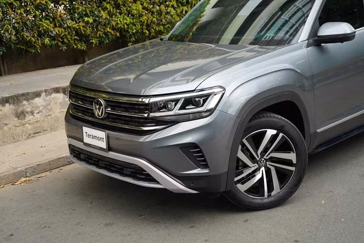 Được nhập khẩu nguyên chiếc từ Mỹ, Volkswagen Teramont Limited sở hữu nhiều trang bị tiện nghi nổi bật như bệ bước chân hỗ trợ việc lên/xuống xe và cửa cốp chỉnh điện, tích hợp cảm biến đá cốp. Xe sẽ đi kèm những chi tiết ngoại thất màu đen bóng làm điểm nhấn như lưới tản nhiệt, vành la-zăng, baga nóc, ăng-ten vây cá mập, nẹp vắt ngang cửa cốp sau và ống xả kép.
