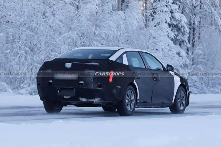 Hình ảnh mới nhất từ quá trình thử nghiệm trong điều kiện lạnh giá cho thấy Elantra 2027 sẽ là một cuộc “lột xác” thực sự về thiết kế. Nếu phiên bản hiện tại gây chú ý với các đường nét sắc lẹm, góc cạnh và "khác người", thì mẫu xe mới đi theo hướng vuông vức, gọn gàng và thực dụng hơn.