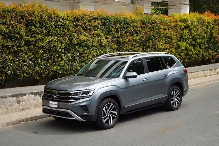 Trong tháng 2/2026 này, hàng loạt hãng xe và đại lý đang tích cực triển khai các chương trình ưu đãi, giảm giá sâu nhằm vớt vát doanh số trong giai đoạn thấp điểm của thị trường ô tô trong nước. Đại lý Volkswagen cũng không phải là ngoại lệ. Theo đó, tại đại lý, dòng xe Volkswagen Teramont bản Limited hiện đang được áp dụng mức giảm giá lên đến 350 triệu đồng.