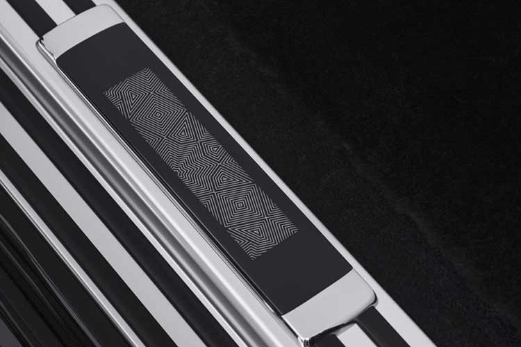 Bước vào bên trong, khoang cabin của Phantom Arabesque là một sự kết hợp hoàn mỹ giữa công nghệ hiện đại và thủ công truyền thống. Điểm nhấn trung tâm chính là "The Gallery" – khu vực trưng bày nghệ thuật chạy dọc bảng táp-lô với tác phẩm khảm gỗ phức hợp từ gỗ Blackwood và Bolivar, mô phỏng lại những tấm lưới Mashrabiya tinh xảo.